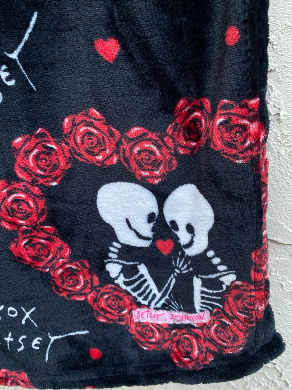 Betsey Johnson Skeleton & Roses Halloween Blanket NWT (50x70)